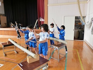 三、四年生も竹太鼓で練習