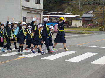 学校近くにある実際の横断歩道を渡りました。