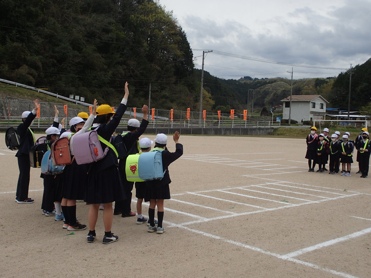 校庭に交差点をかいて練習しました。