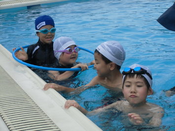 １，２年生の水泳学習の様子です。