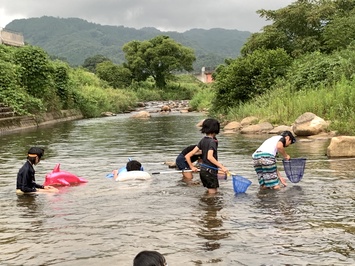 5・6年生は学年行事で川遊びをしました。