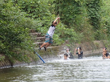 全校川遊びの写真２です。