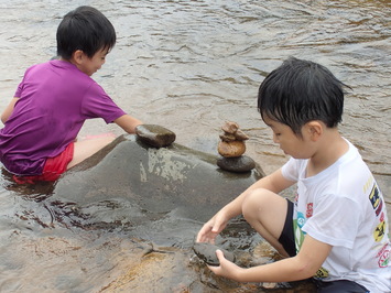 全校川遊びの写真３です。