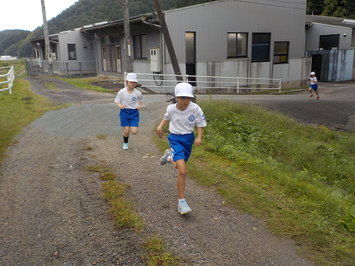 1・2年生は、校舎の周りを走ります。