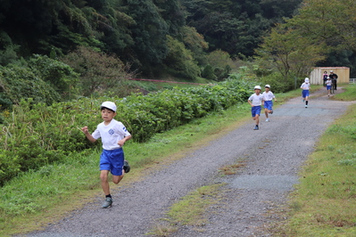 伯太川を右手に見ながらゴールをめざします。