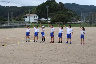 3・4年生が、みんなで気合をいれています。