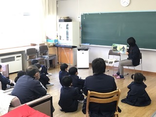 読み語りをしている写真です