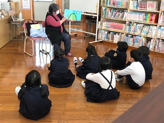 図書室で読み語りをしている写真です