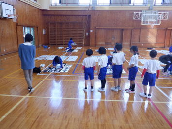 書初め会5・6年生1年生見学