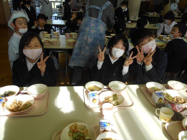 給食の様子１