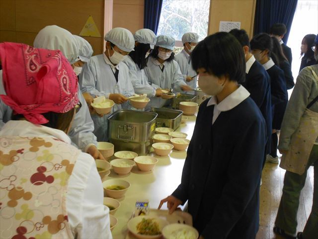 給食の様子２