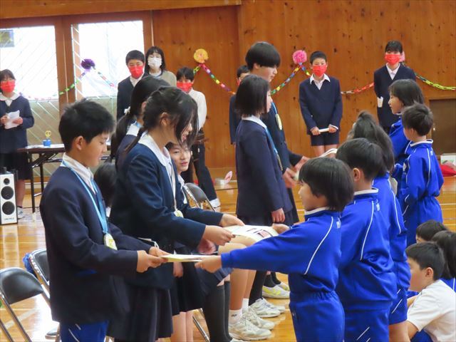 プレゼント贈呈