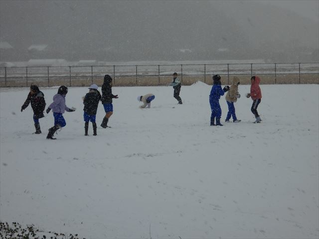 雪遊びの様子２