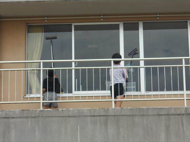 窓ふき掃除の様子