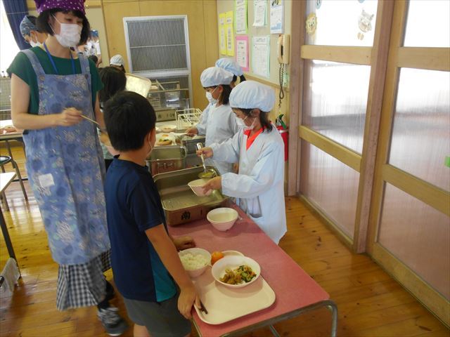 １年生の配膳の様子