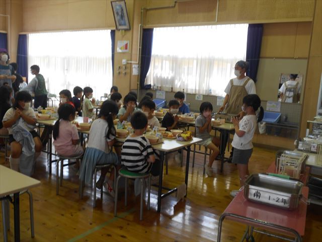 低学年の合掌の様子
