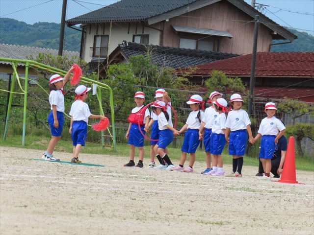 なかよくつないでレッツゴー
