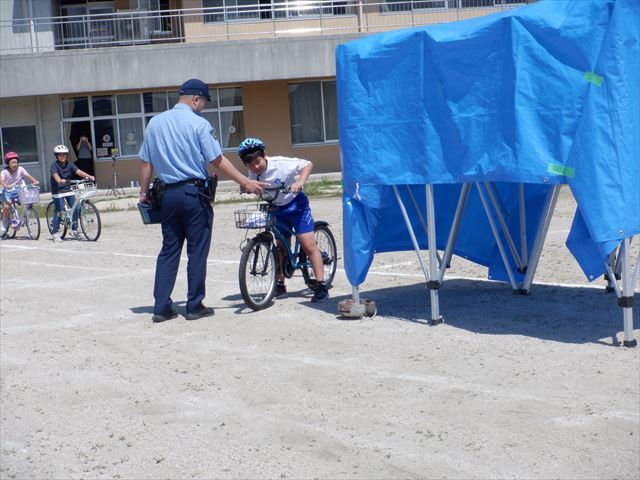駐車中の車を越す場合