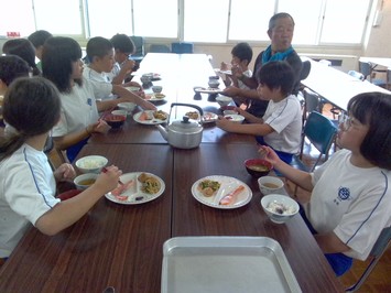 朝食の様子