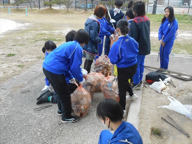 ゴミを仕分けている様子
