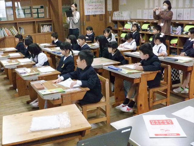 音読を聞く様子