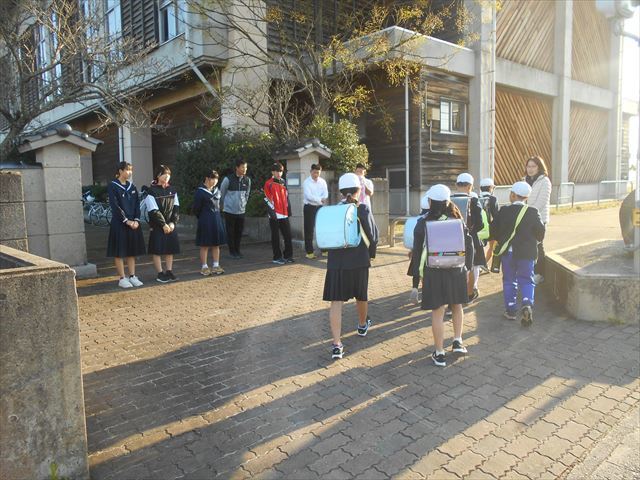 あいさつ運動の様子