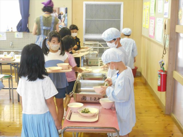 給食準備の様子２
