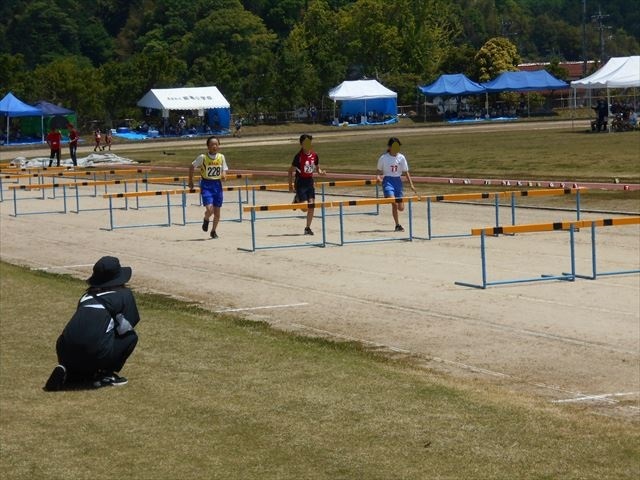 全学年女子80mハードルの様子