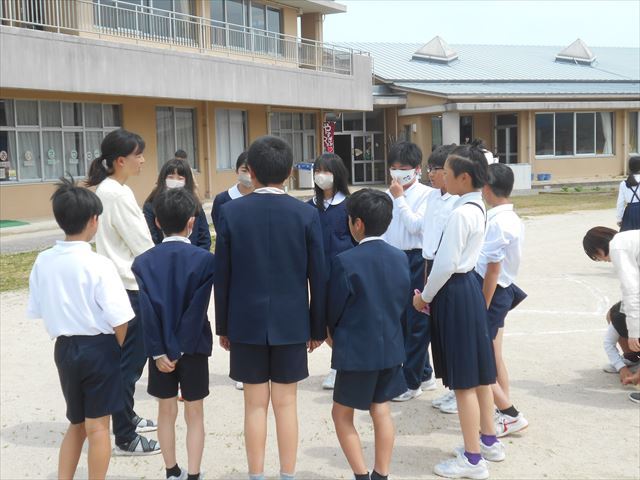 避難訓練後の学年指導の様子