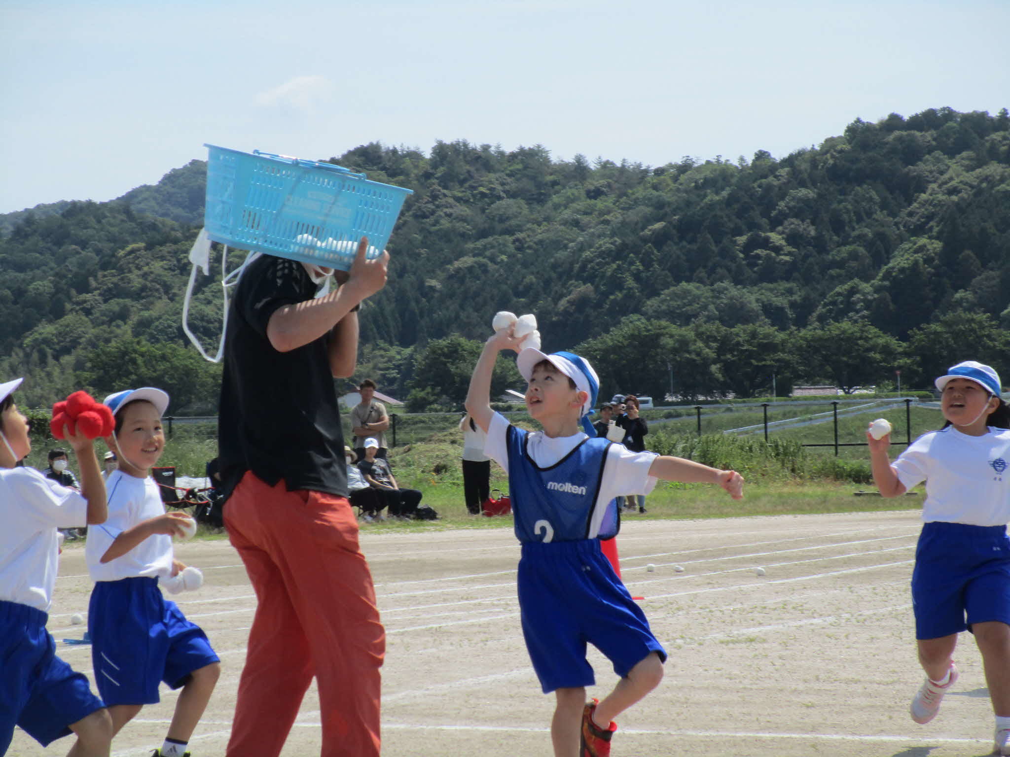 1・2年学年競技の様子
