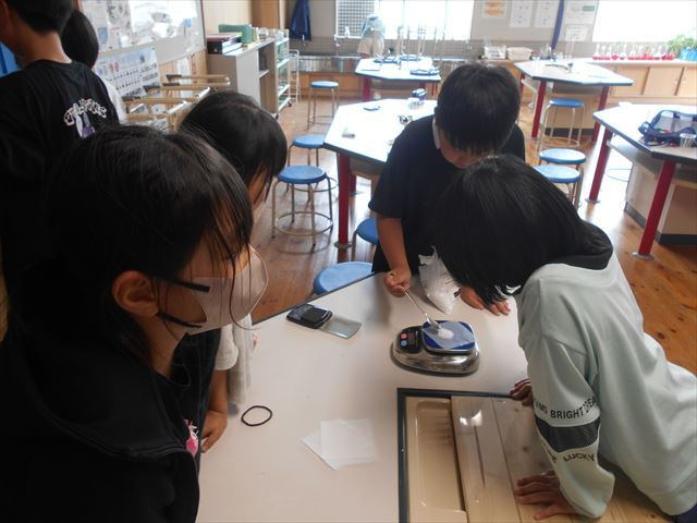理科実験クラブの様子１