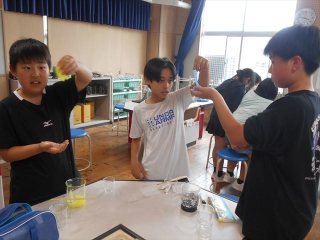理科実験クラブの様子３