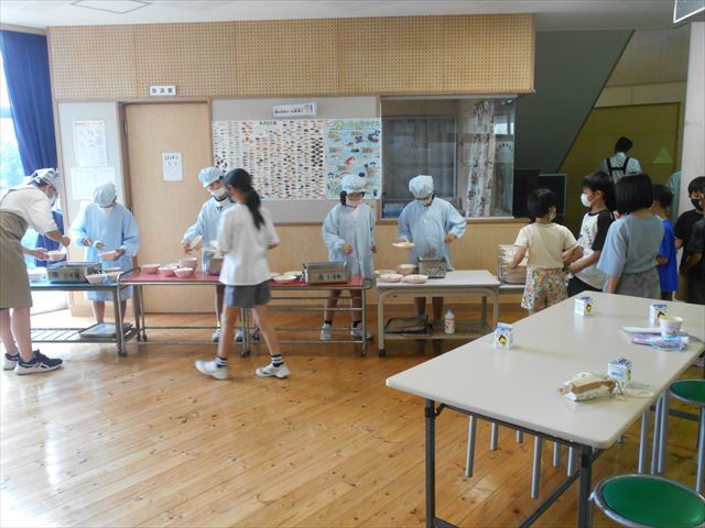 給食の様子２