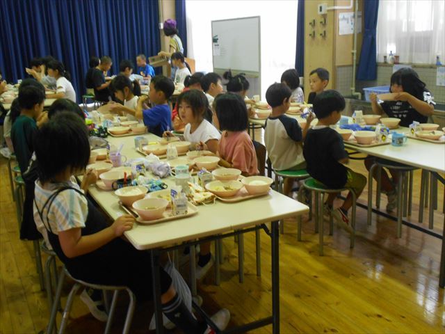 給食の様子３