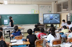 NHKforSchoolの映像を見る様子の写真