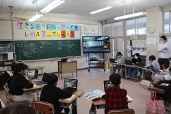 NHKforschoolを視聴する学級の様子