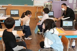 隣の席の友達と相談する児童の写真