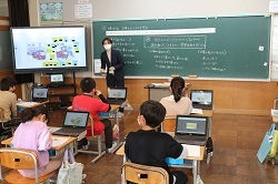 ビッグパッドの画面を見ながら授業を受ける児童の写真