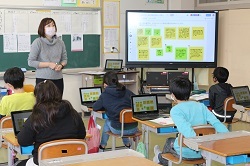 みんなの意見をビッグパッドで共有する様子の写真