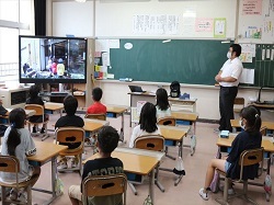 NHKforSchoolの番組を視聴する様子の写真