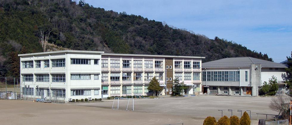 安来市立母里小学校外観