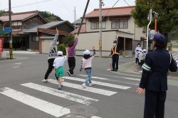 横断歩道を渡る児童の写真