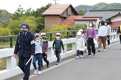 指導員の方について歩く児童の写真