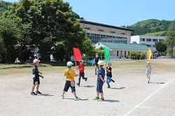 開会式の練習をする児童の写真