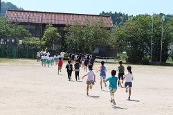 校庭へ避難する児童の写真