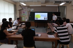 タブレット端末を操作しながら研修をうける教職員の写真2
