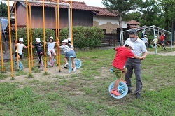 一輪車で遊ぶ子どもの写真2