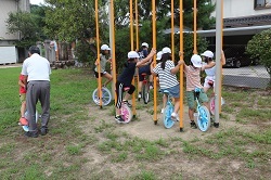 一輪車で遊ぶ子どもの写真3