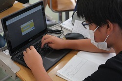 キーボードを使って入力する児童の写真