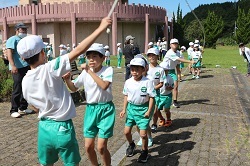 大縄跳びをする児童の写真